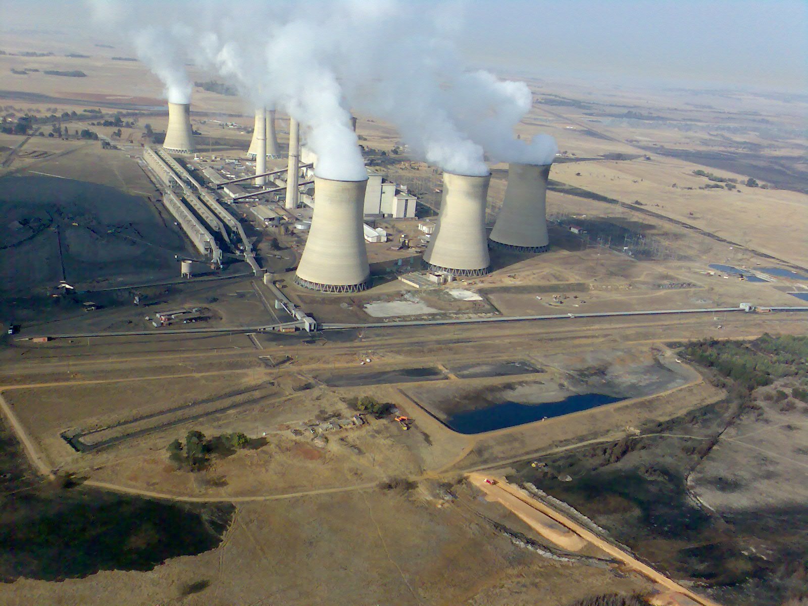 Arnot Power Station, Middelburg, South Africa. Photo by Gerhard Roux via Wikimedia Commons