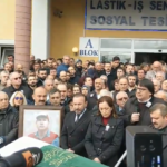 Представитель IndustriALL Кемаль Озкан выступает на похоронах.