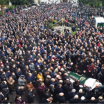 Тысячи людей пришли на похороны Абдуллы Каракана в городе Измит, Турция. Фото: Disk