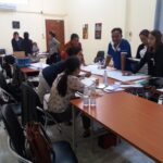 Участники обсуждают вопросы охраны материнства. 