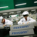 К 2020 году Foxconn заменит 30 процентов работников производственных линий роботами. Reuters /Бобби Йип