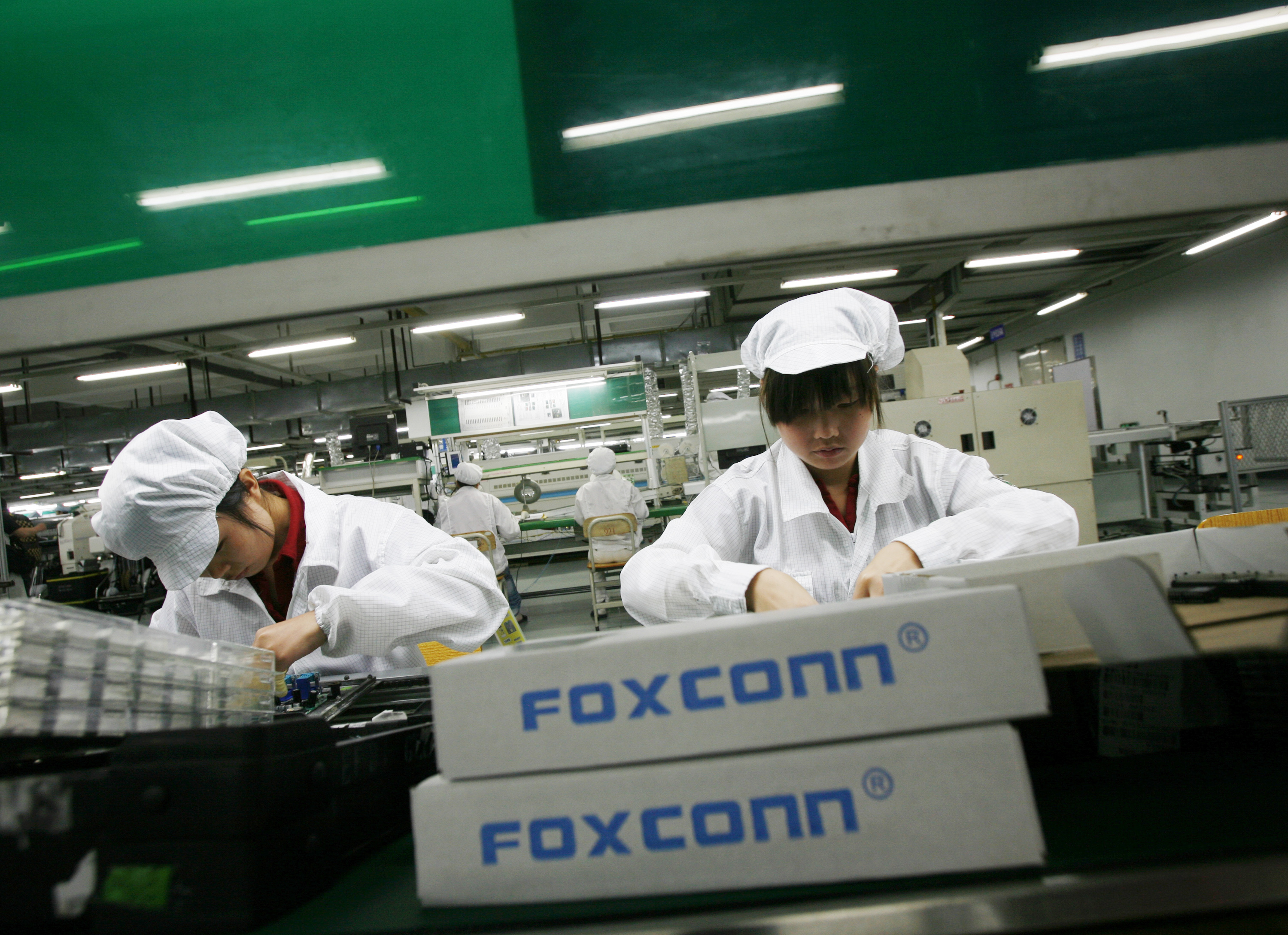 К 2020 году Foxconn заменит 30 процентов работников производственных линий роботами. Reuters /Бобби Йип