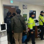Полицейские выносят из офисов KMWU компьютеры, оборудование и документы.