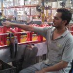 Работники завода Shell по производству смазочных материалов в Карачи. 
