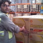 Работники завода Shell по производству смазочных материалов в Карачи. 