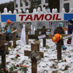 ©Neil Labrador, ES – Работники Tamoil устанавливают символические кресты со своими инструментами
