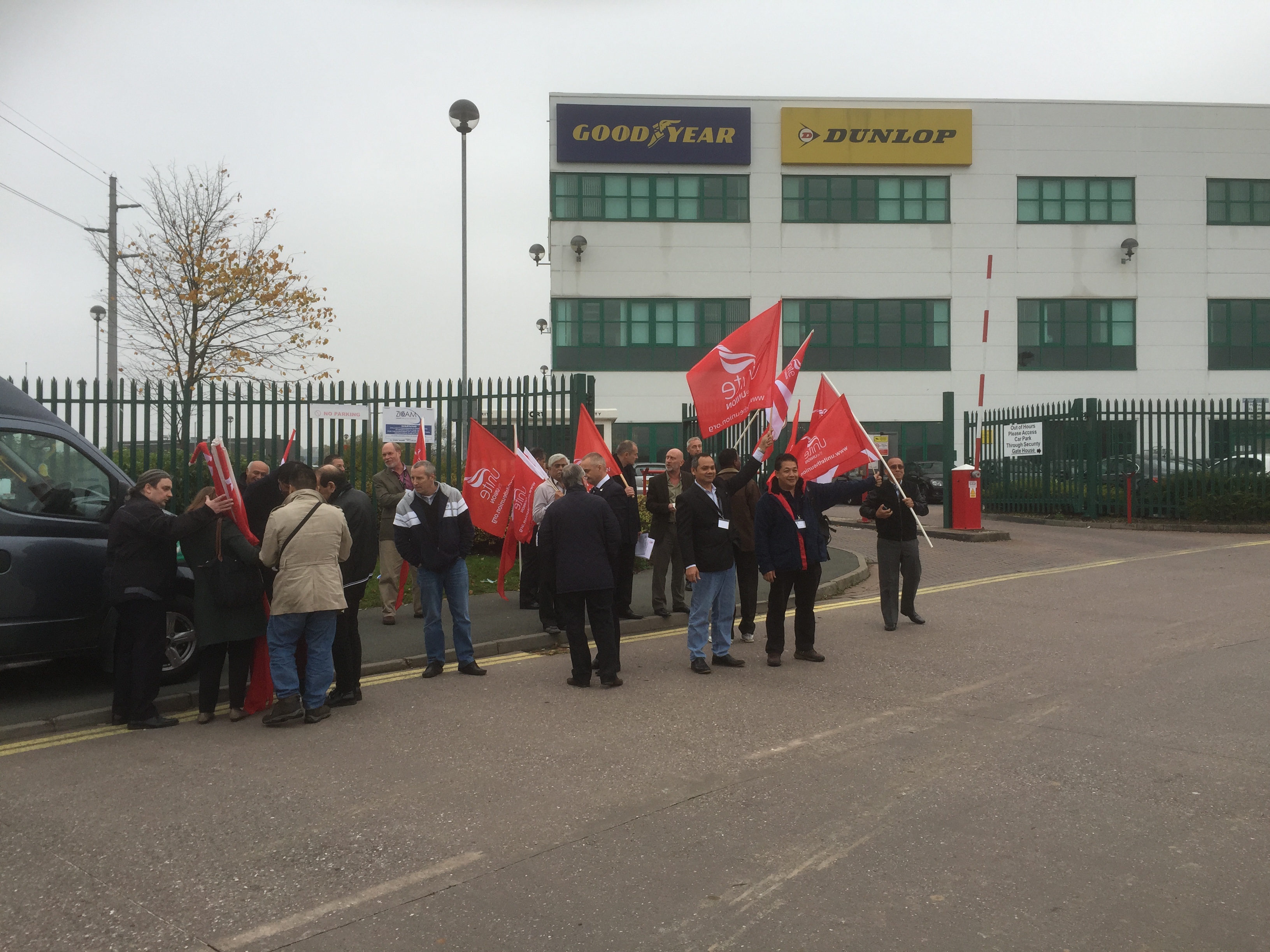 Акция представителей глобальной профсоюзной сети работников Goodyear в Вулверхэмптоне, Великобритания