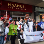 Акция на Оксфорд-стрит в Лондоне около магазина H Samuel, апрель 2015 г. 