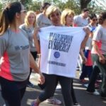 Las y los trabajadores corrieron la maratón con camisetas en reclamo a los despidos en Tenaris Siderca 