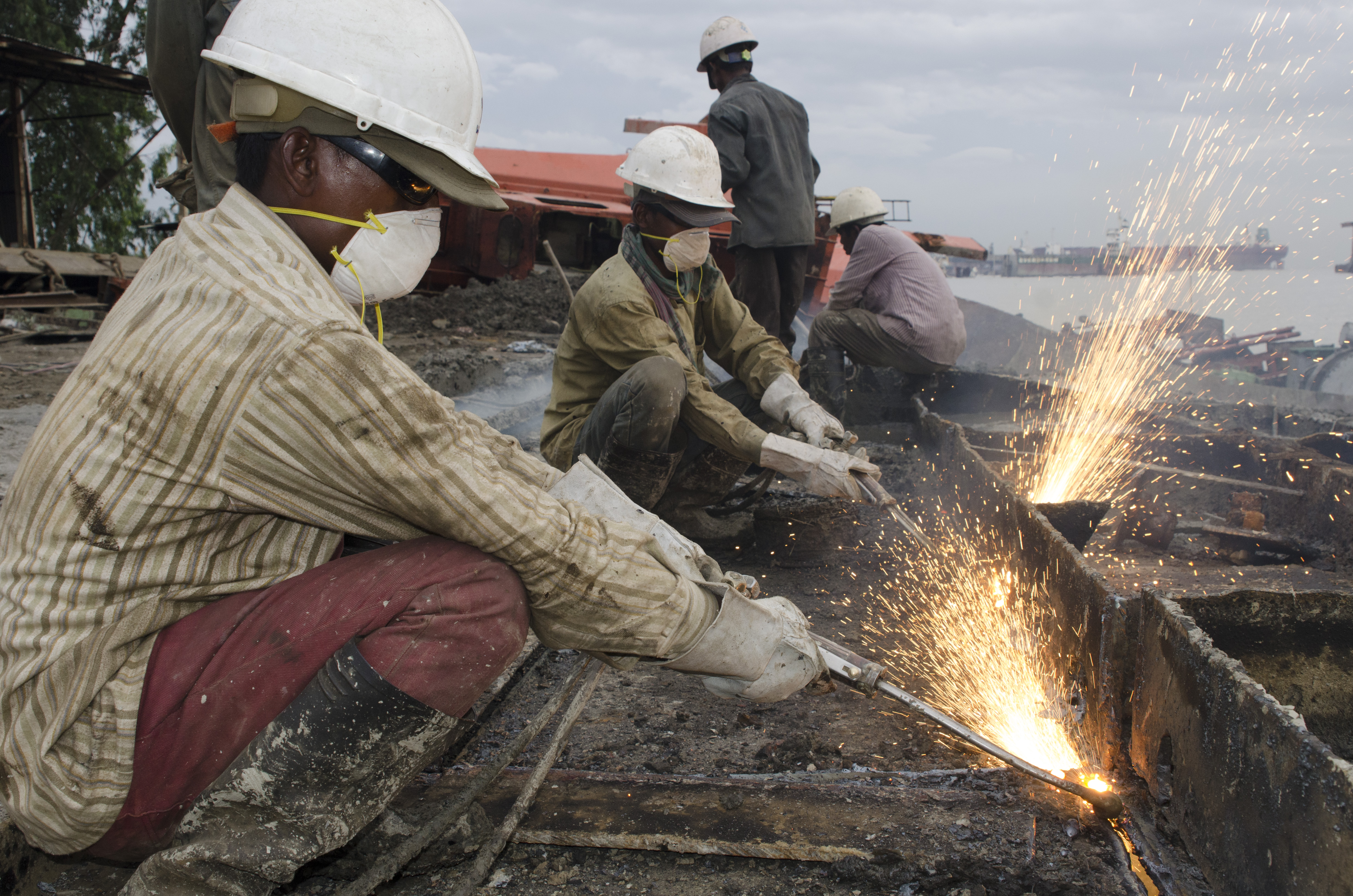 Рабочие одной из многочисленных верфей в Читтагонге, Бангладеш. Фото: IndustriALL/2015