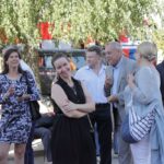 Участники ожидают снаружи здания. ФОТО: Роман ЕРОШЕНЯ, БНП