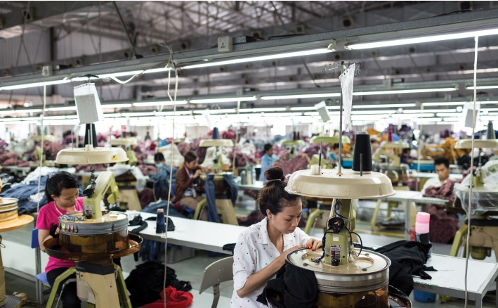 Trabajadores y trabajadoras de la confección en Camboya enfrentan transporte peligroso para llegar al trabajo.