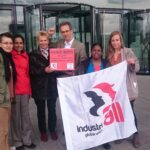 Директор IndustriALL по вопросам органайзинга и кампаний Адам Ли около здания, в котором проходило ежегодное собрание акционеров Hugo Boss в Штутгарте, держит петицию, подписанную более 100000 человек.