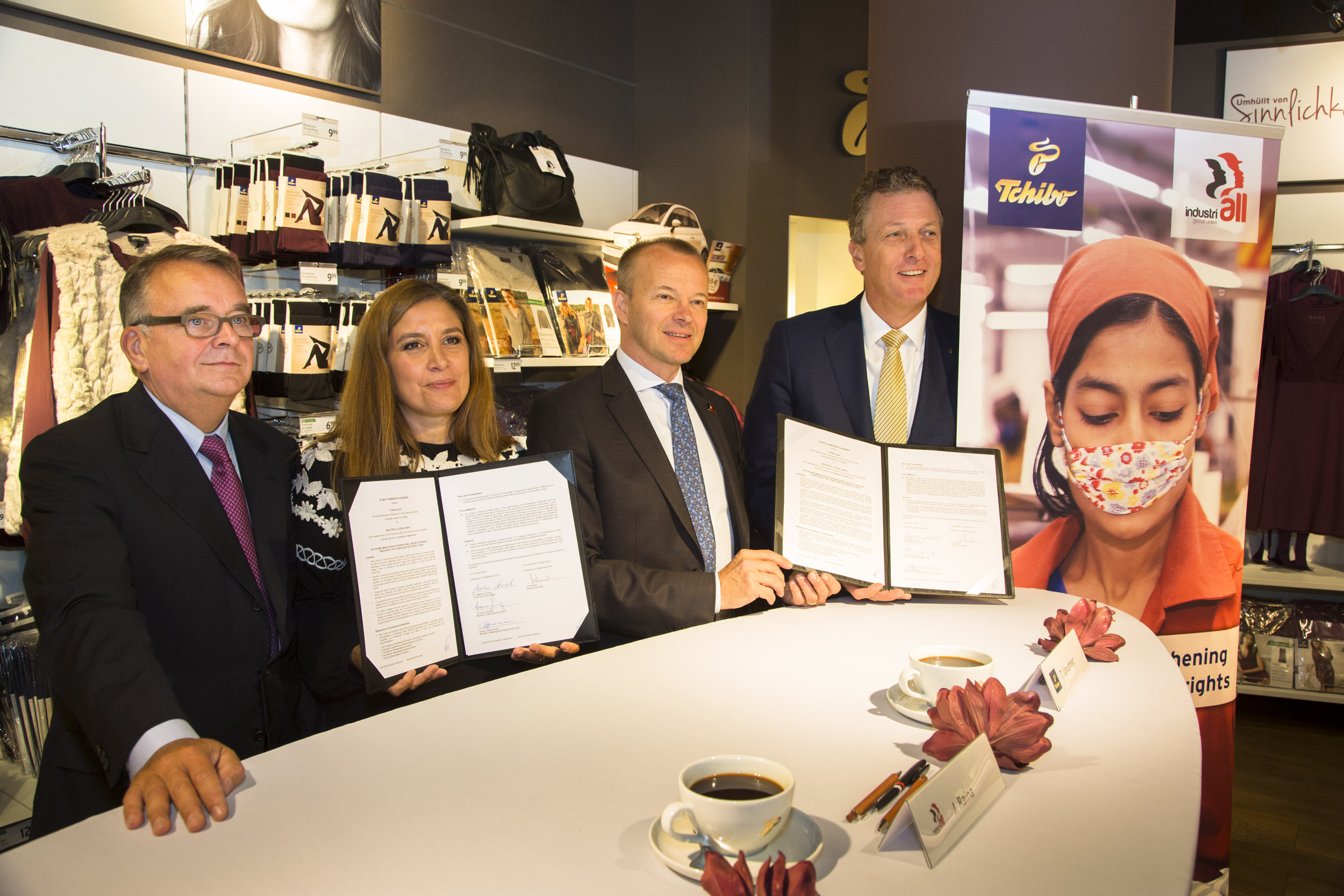 IndustriALL signe l’accord-cadre mondial avec Tchibo à Hambourg (crédit photo: Tchibo)