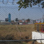 Rio Tinto нанимает работников через субподрядчиков, многие из которых не являются местными жителями.