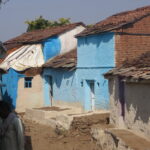Местная деревня, расположенная недалеко от шахты Бандер. Рабочие получают меньше US$6 в день.
