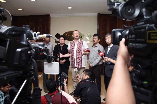 IndustriALL’s Jyrki Raina supports the Indonesian minimum wage demands at a press conference with ITUC’s Sharan Burrow and Noriyuki Suzuki, KSPI’s Said Iqbal and KSBSI’s Eduard Marpaung.  