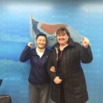Monika Kemperle con la Secretaria General de la KCTU, Lee Youngjoo, quien está viviendo en las oficinas del sindicato por temor a ser detenida.