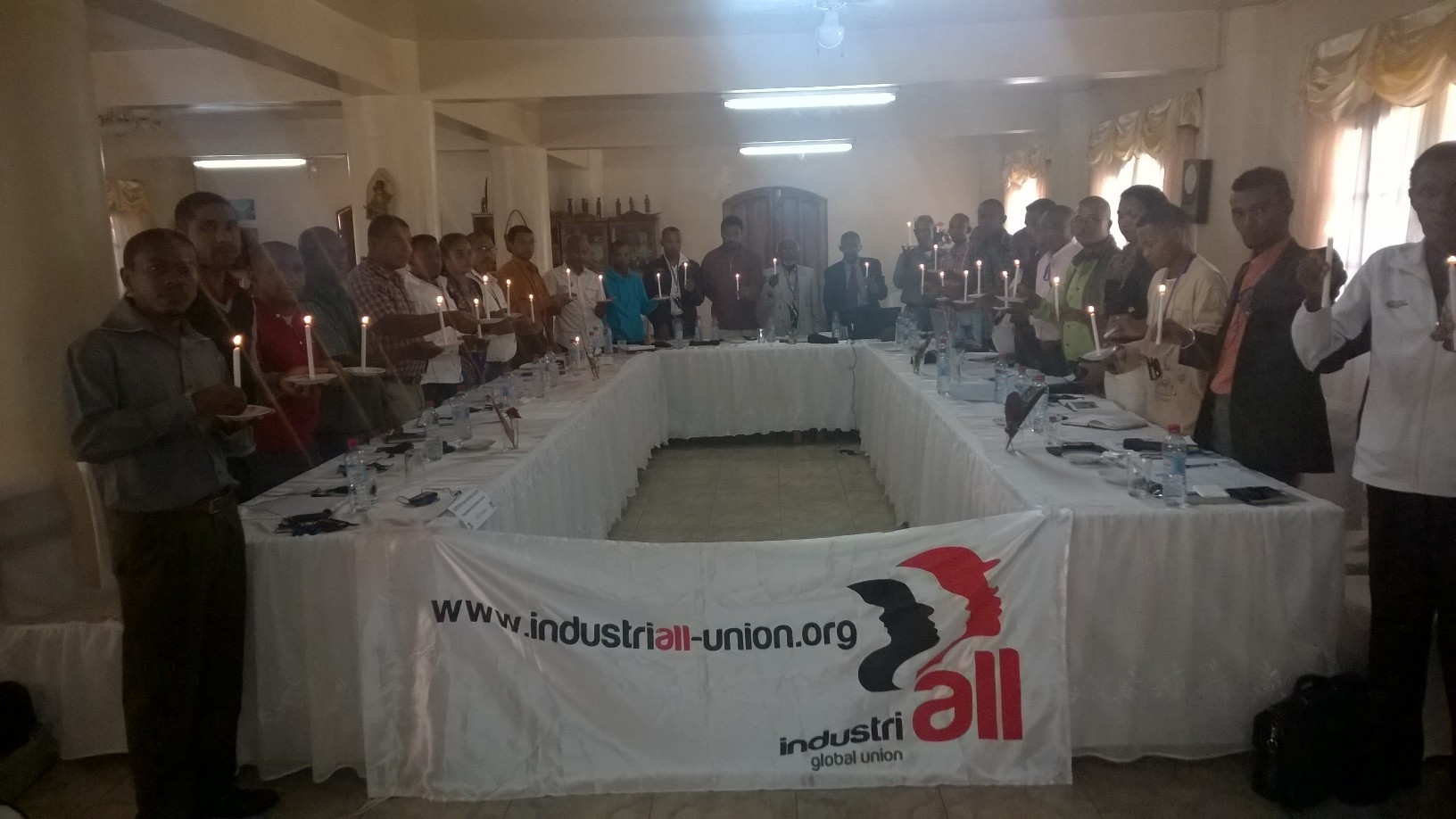 Участники семинара IndustriALL, организованного в малагасийской столице Антананариву, отмечают 28 апреля Международный день памяти рабочих, погибших и пострадавших на производстве.
