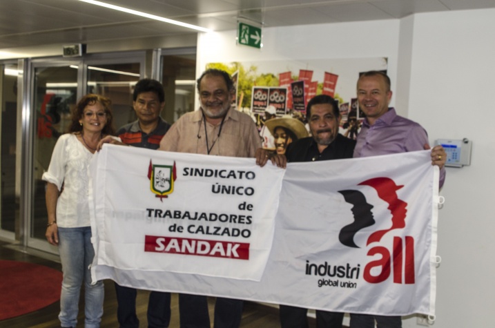 Dirigentes de IndustriALL con la delegación de SUTCS en la sede de IndustriALL en Ginebra en junio de 2016.