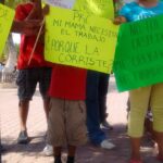 Юный участник мирной демонстрации, организованной Los Mineros, требует восстановить его маму на работе
