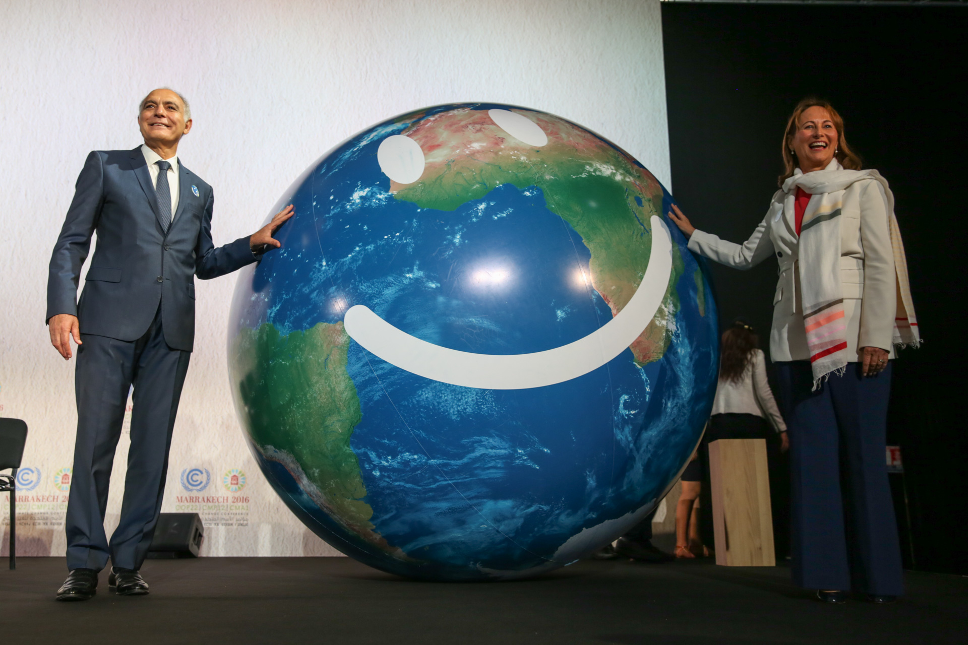 Председатель COP 22/CMP 12 Салахеддин Мезуар и председатель COP 21/CMP 11 Сеголен Руаяль приветсвуют делегатов Конференции по изменению климата в Марракеше. Фото: IISD/Киара Уорт (www.iisd.ca/climate/cop22/enb/7nov.html)