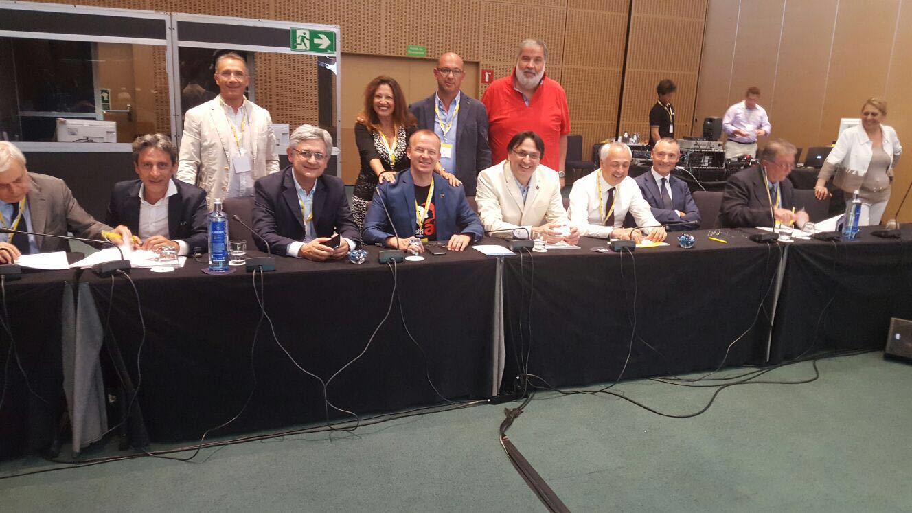 Le Secrétaire général d’IndustriALL, Jyrki Raina, et le Secrétaire général adjoint, Kemal Özkan, avec les signataires d’ENI.