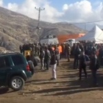 Services de secours et mineurs rassemblés à la mine Madenköy dans l’attente de nouvelles des disparus. Photo : YouTube/Euronews