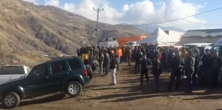 Services de secours et mineurs rassemblés à la mine Madenköy dans l’attente de nouvelles des disparus. Photo : YouTube/Euronews