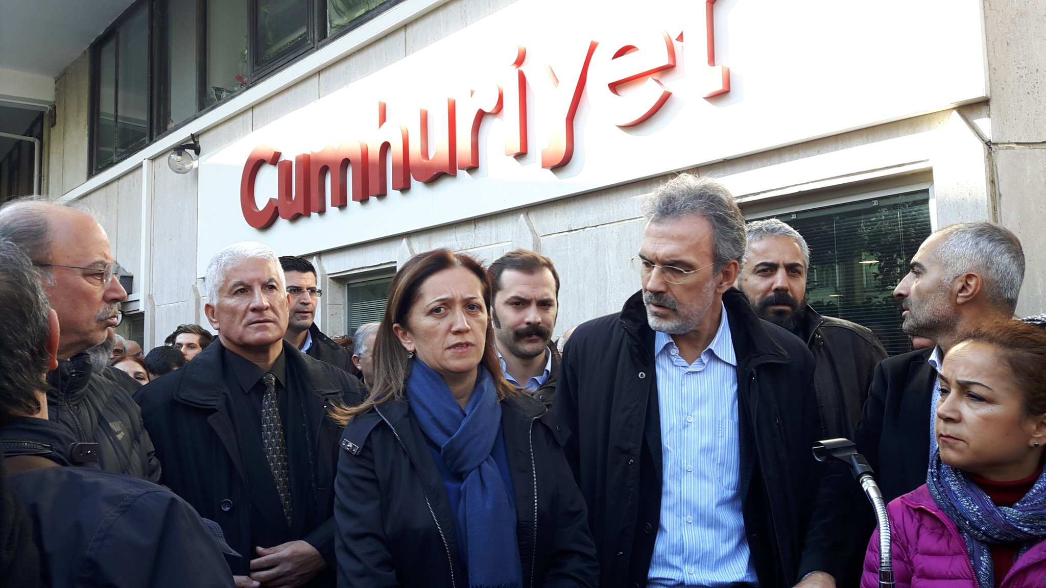 Le secrétaire général de la centrale syndicale DİSK, Arzu Çerkezoğlu, exprimant, ce jour, sa solidarité avec le quotidien Cumhuriyet.