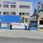 Члены DİSK/Tektsil проводят демонстрацию около фабрики Hyosung