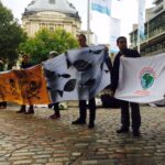 Des manifestants rejouent la catastrophe de Samarco devant le lieu où se tient l’AG de BHP Billiton. Photo : War on Want