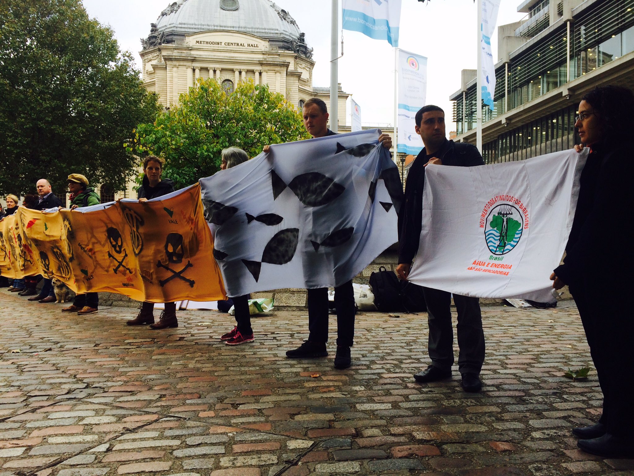 Des manifestants rejouent la catastrophe de Samarco devant le lieu où se tient l’AG de BHP Billiton. Photo : War on Want