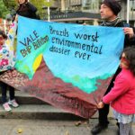 Manifestants devant le lieu où se tient l’AG de BHP Billiton. Photo : London Mining Network