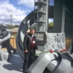 Члены профсоюзов возлагают венки по случаю 30-й годовщины аварии на Чернобыльской АЭС.