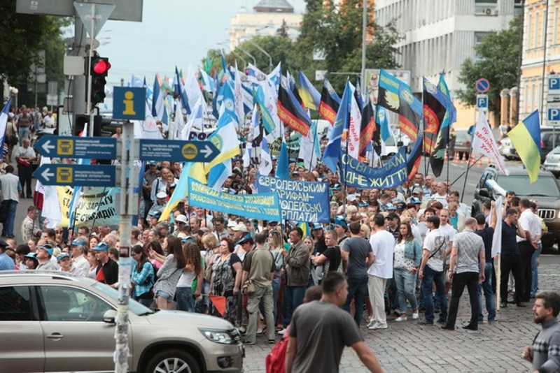 6 июля в знак протеста против мер жесткой экономии на улицы Киева вышли тысячи людей.