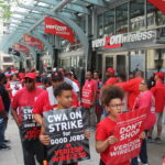Участники забастовки организовали пикеты около 300 салонов связи Verizon в США.