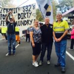 Dave McLachlan au rassemblement du 1er mai, avec sa femme Joan et le secrétaire de district, Lee Webb. Sur la gauche, on voit Brett Reeves, compagnon de travail de Dave