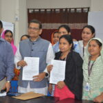 Bilkis Akhter et Shilpi Akhter signent la convention au nom du syndicat