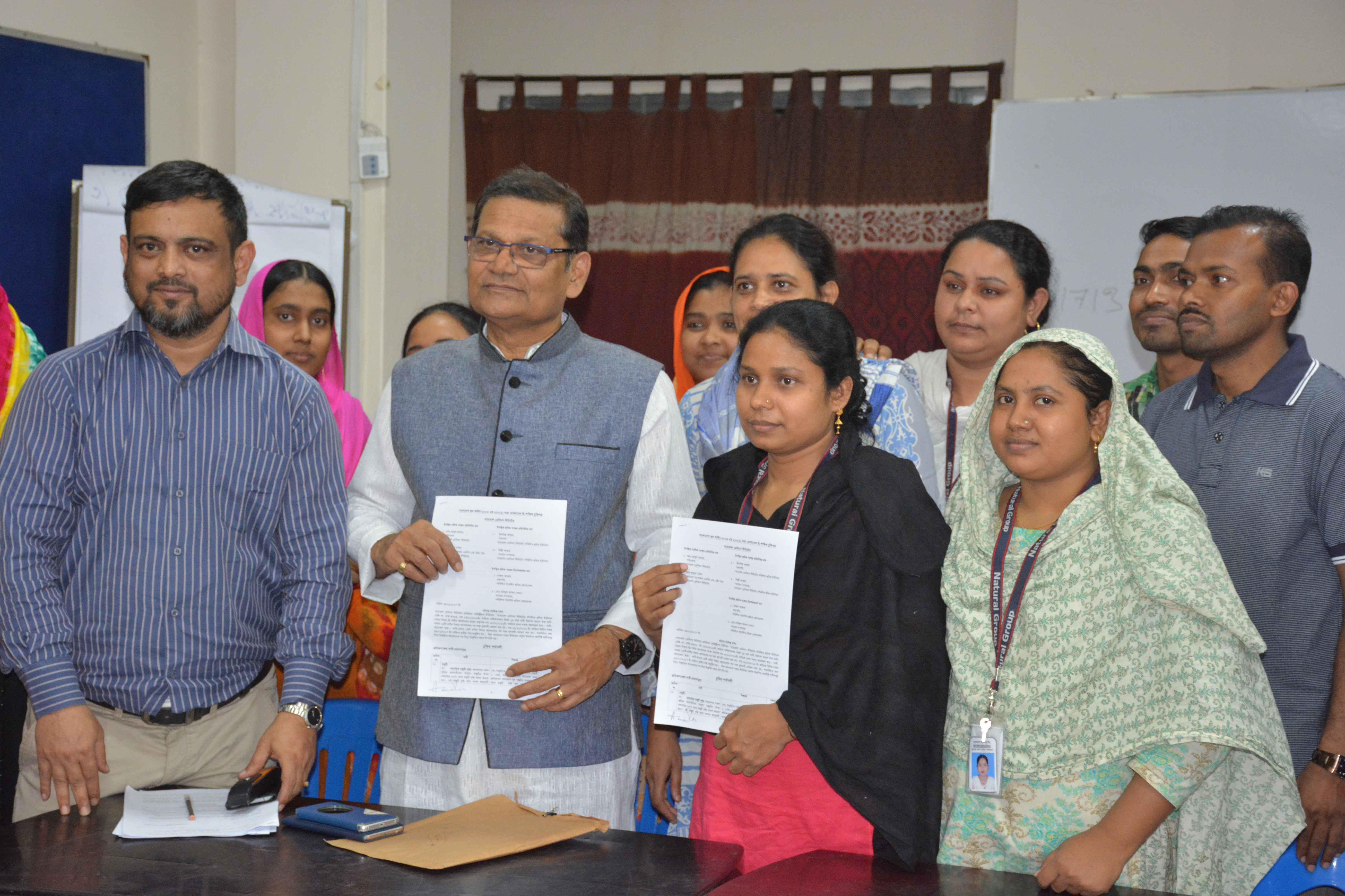 Bilkis Akhter et Shilpi Akhter signent la convention au nom du syndicat