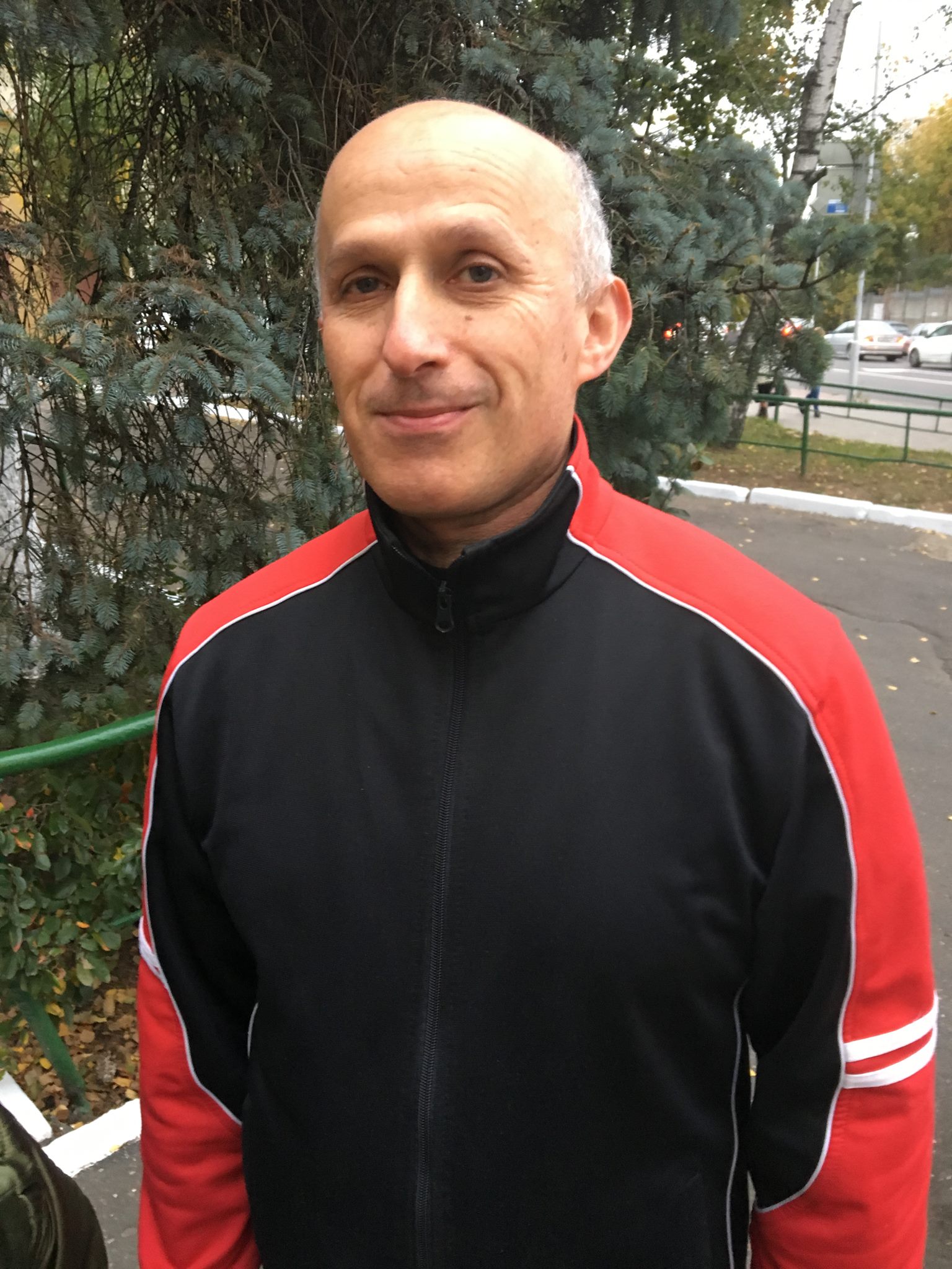 Ihar Komlik peu après sa libération ce 2 octobre. Photo d’Ales Bialiatski