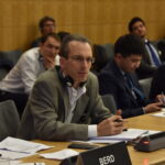 Adam Lee, director del sector de metales comunes interviniendo en la reunión de la OCDE.