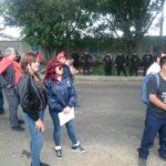 En la planta había docenas de policías y guardas de seguridad.