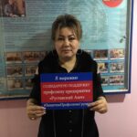 Miembros del Sindicato de Minería y Metalurgia de Kirguistán con un cartel de solidaridad