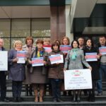 Miembros de la Federación de Sindicatos de Trabajadores de Comunicaciones de Moldavia con un cartel de solidaridad