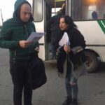 Activistas jóvenes y sindicales celebran reuniones a la entrada de la empresa con los trabajadores
