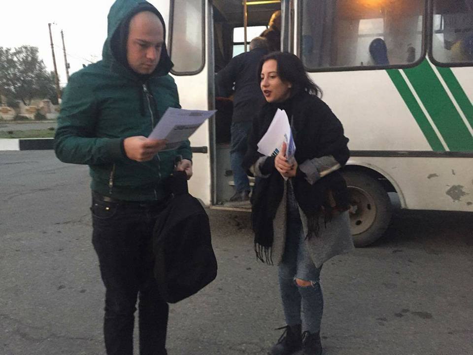 Activistas jóvenes y sindicales celebran reuniones a la entrada de la empresa con los trabajadores