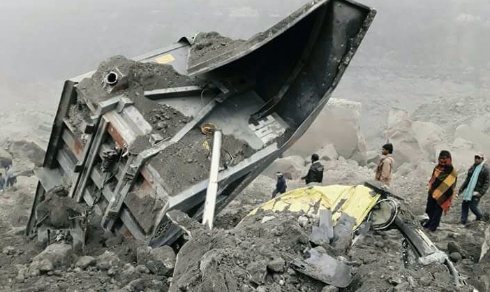 En Inde, au moins 18 personnes ont été ensevelies sous des tonnes de terre lorsqu’un amoncellement surchargé de résidus s’est éboulé sur le versant de la mine de charbon à ciel ouvert.