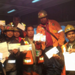 Trabajadores con sus cartas de suspensión temporal