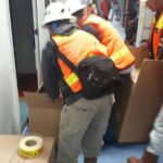La policía protege a un equipo de la dirección mientras se recogen los bienes personales de trabajadores despedidos